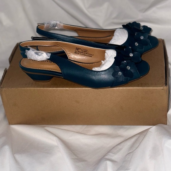 Flat heel shoes with flower detail - Picture 2 of 8